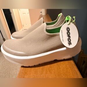OOFOS Women’s OOmega eeZee Low Shoe Slip On Sneakers.  NWT